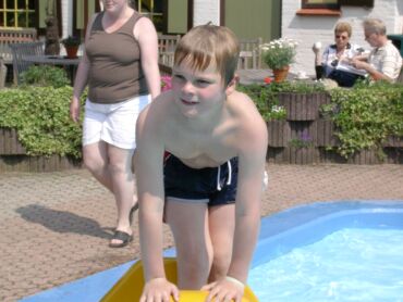 Toeb op de glijbaan bij buitenbad