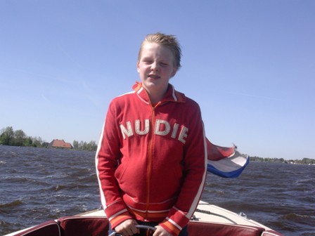 Ties de Kapitein
Op de sloep van Hadewich en haar kids en achter het roer