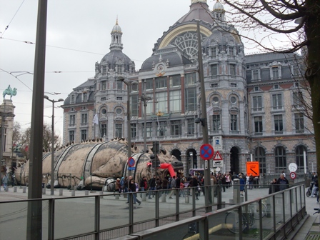 Grote plein of markt met enge attractie